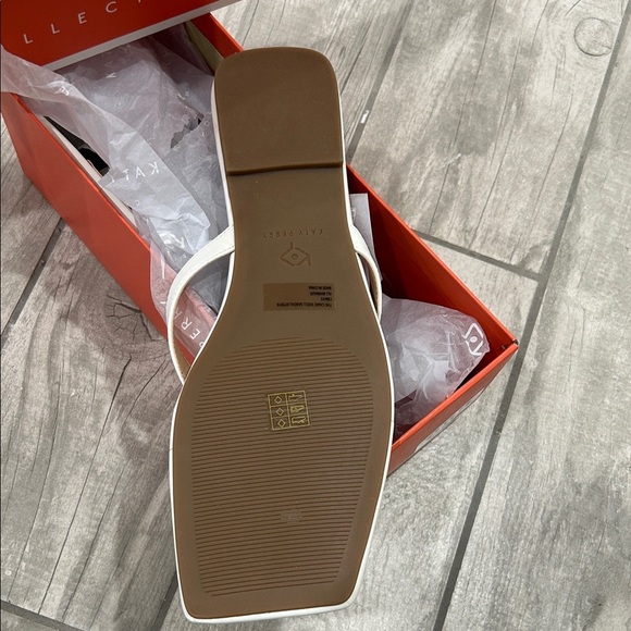 NWT-Katy Perry Collections The Camie Shell OpticWhite Sandals with Gold Shell - Picture 4 of 4